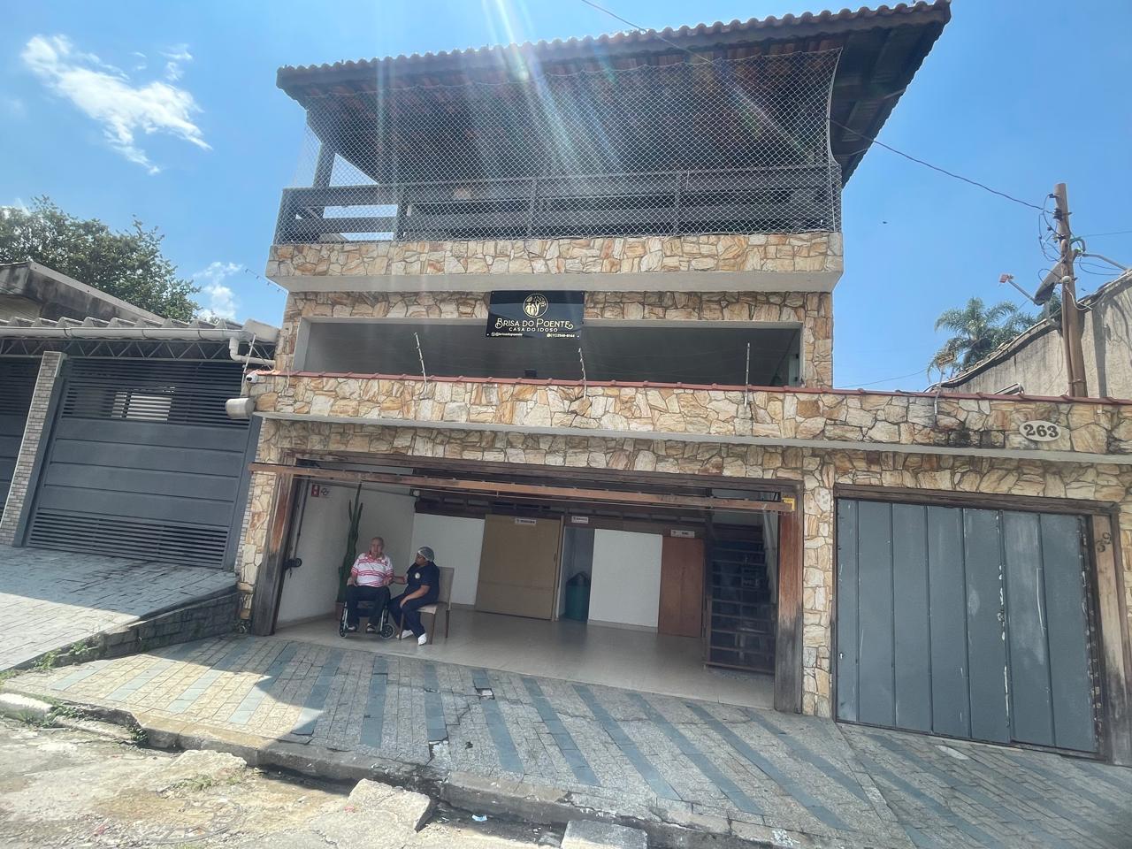 Fachada e entrada principal da casa