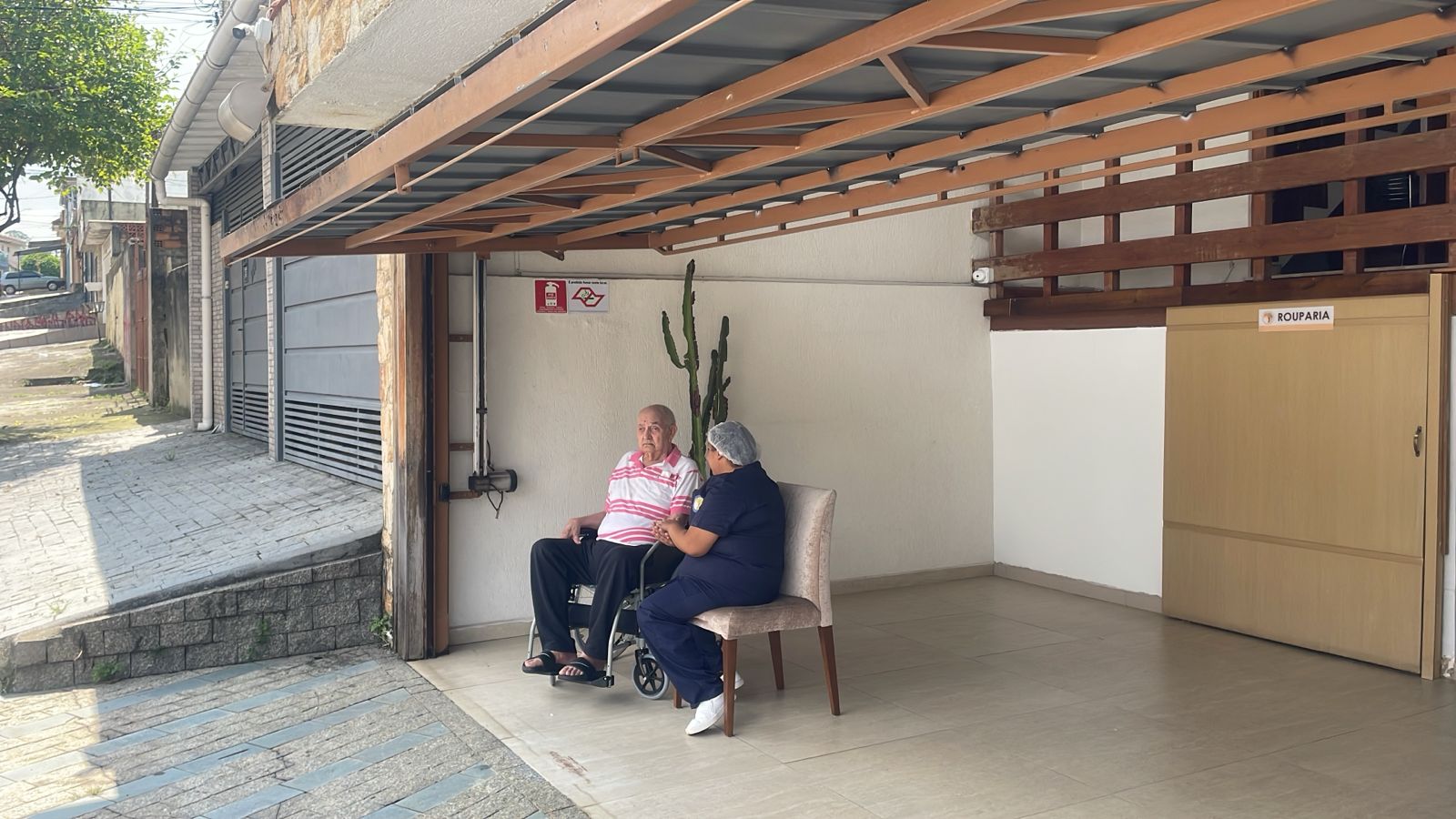 Área de acesso coberta para acolhimento e chegada