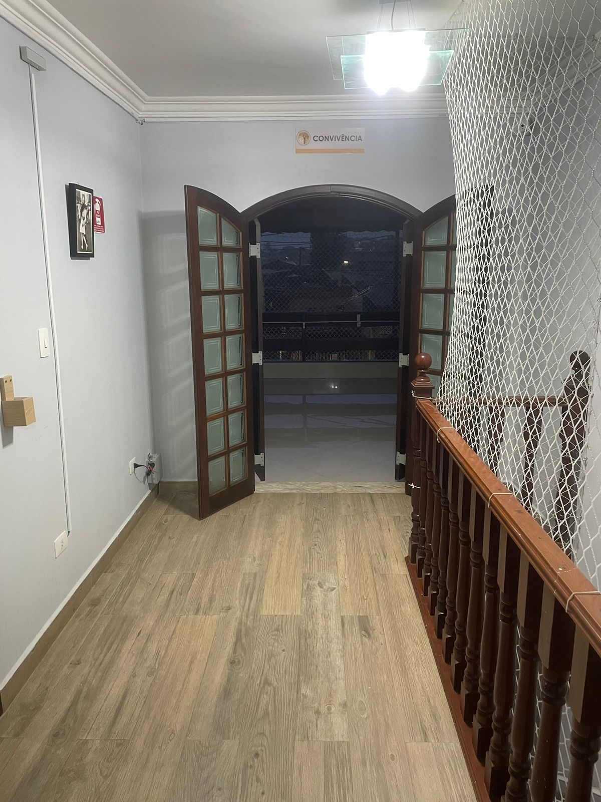 Corredor superior com acesso à varanda