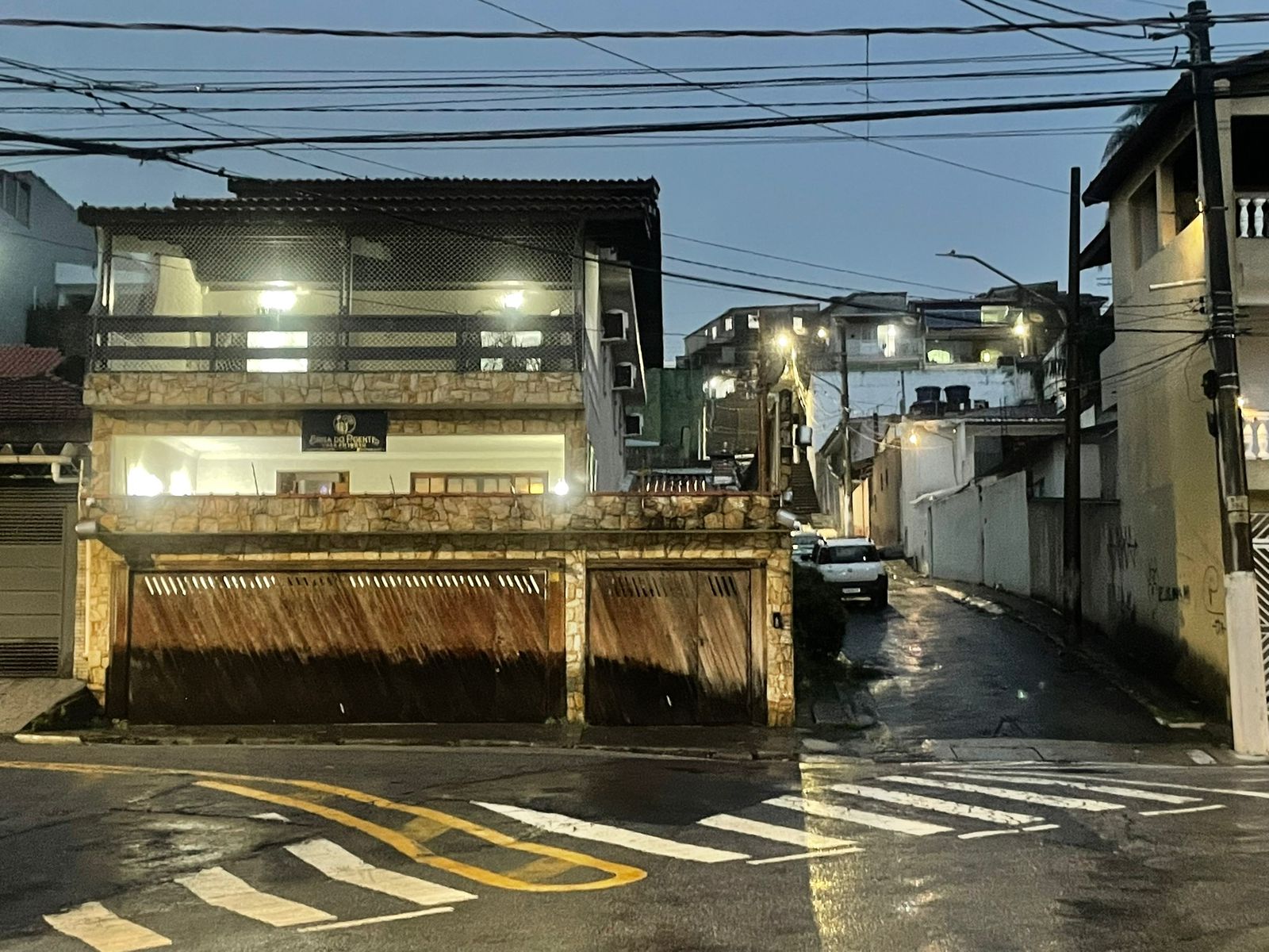 Vista frontal da fachada no período da noite